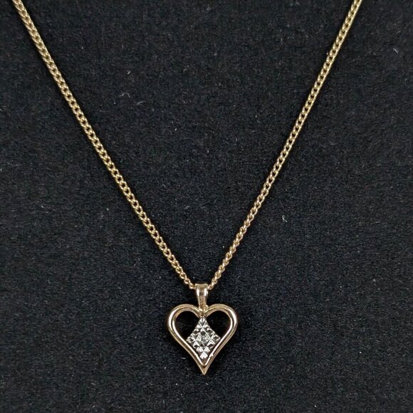 (2/$20) V. Amway Dainty Heart Pendant Necklace - Picture 2 of 6